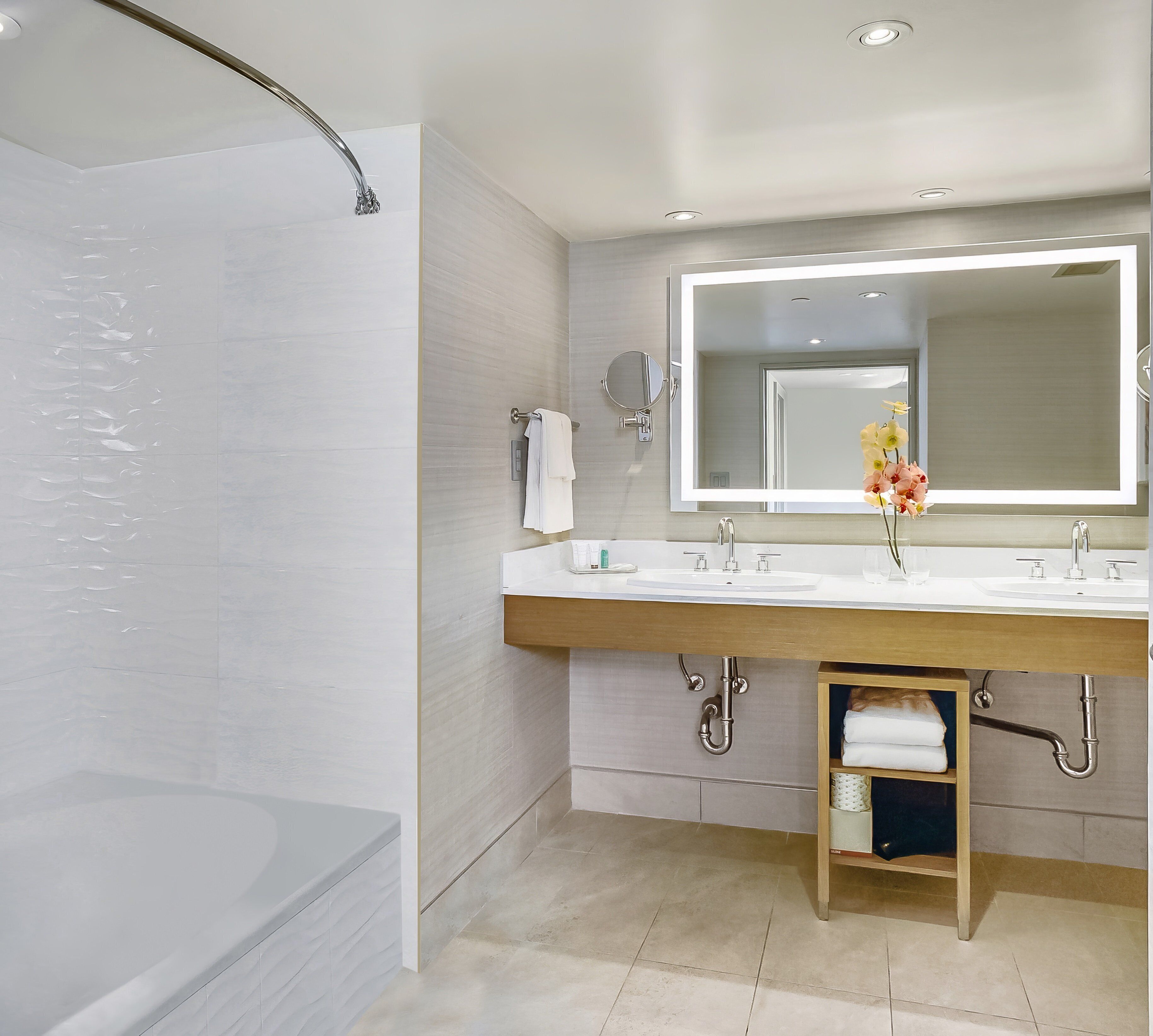 Combined shower/bathtub, free toiletries, hair dryer, towels