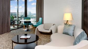 Ropa de cama de alta calidad y caja de seguridad en la habitación