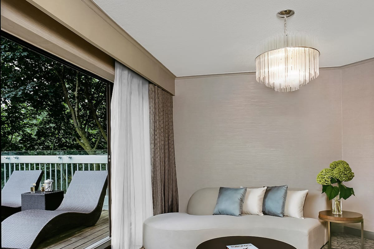 Suíte júnior, 1 cama King (Walk In Shower) | Roupas de cama premium, cofres nos quartos, escrivaninha