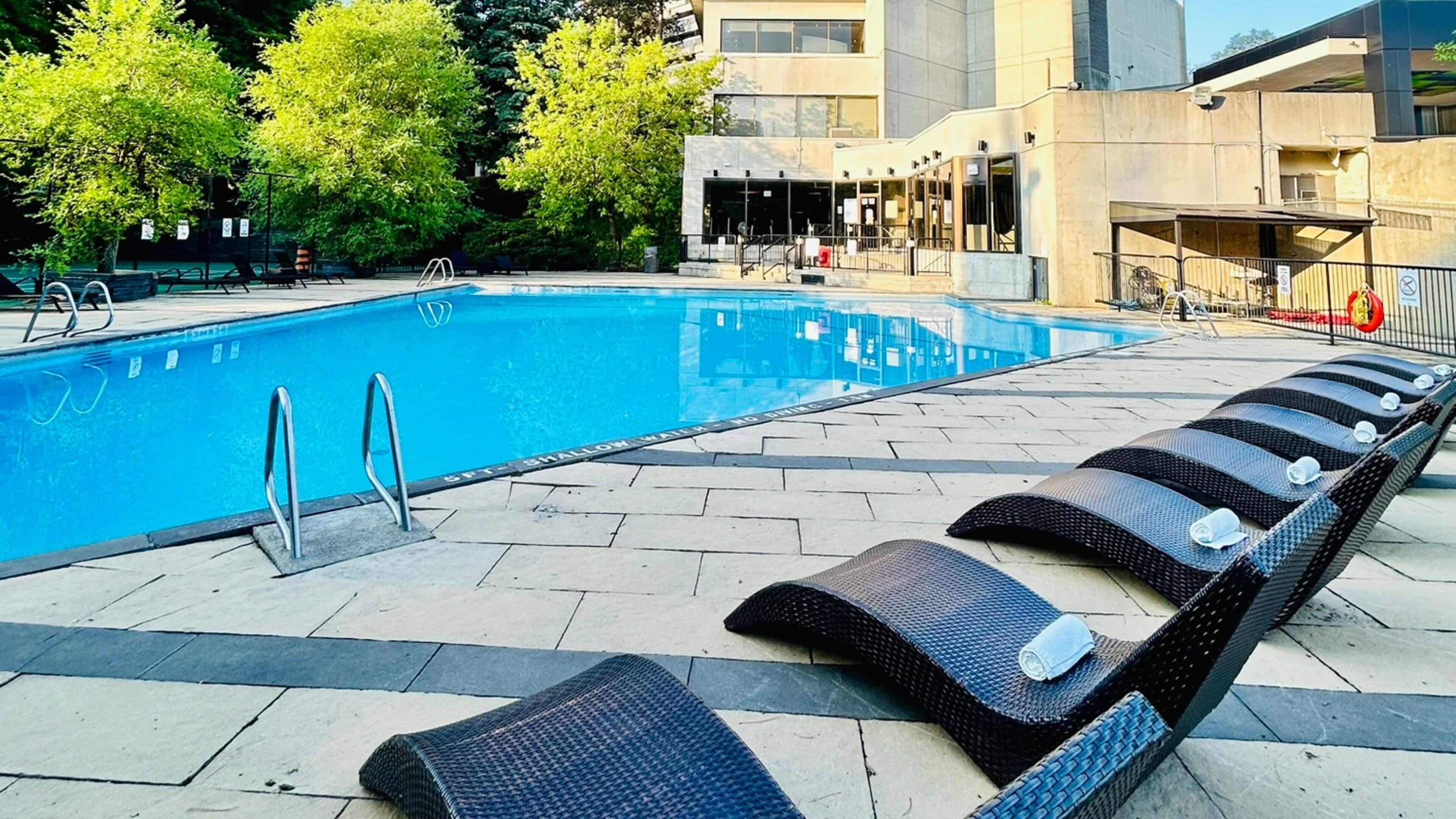 季节性开放的室外游泳池