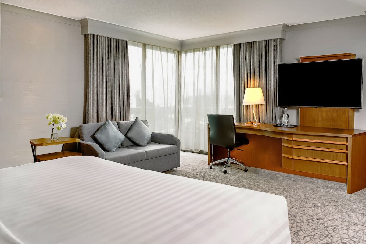 Premier King | Premium bedding, in-room safe, desk, iron/ironing board