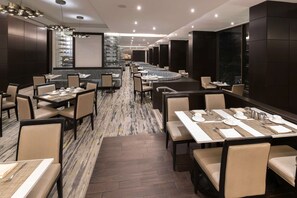 2 restauranter: lunsj og middag serveres
