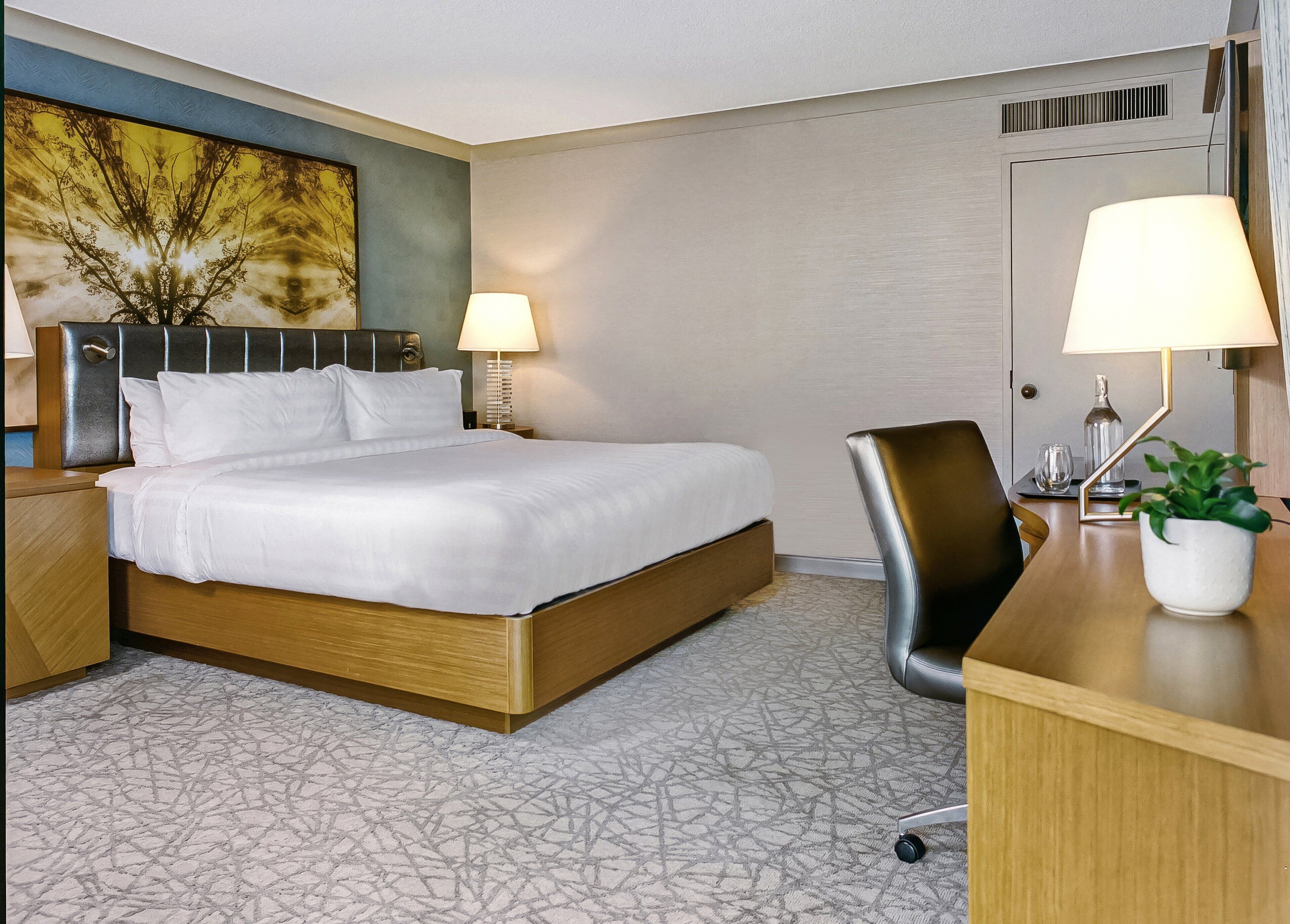 Roupas de cama premium, cofres nos quartos, escrivaninha