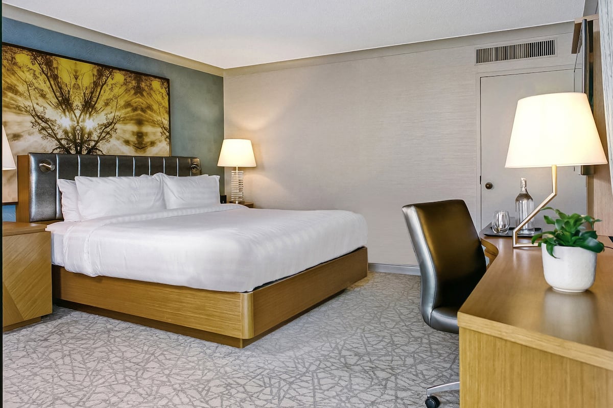 Roupas de cama premium, cofres nos quartos, escrivaninha