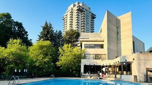 Seasonal outdoor pool - Crowne Plaza Toronto North York by IHG (Toronto)