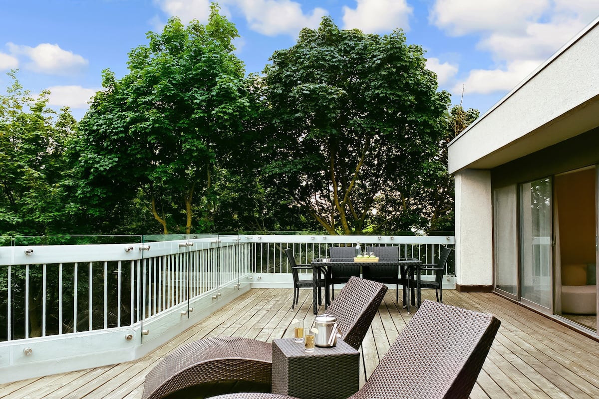 Junior Suite, 1 King Bed (Walk In Shower)