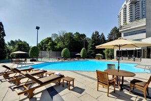 Una piscina al aire libre de temporada (de 10:00 a 18:00), sombrillas