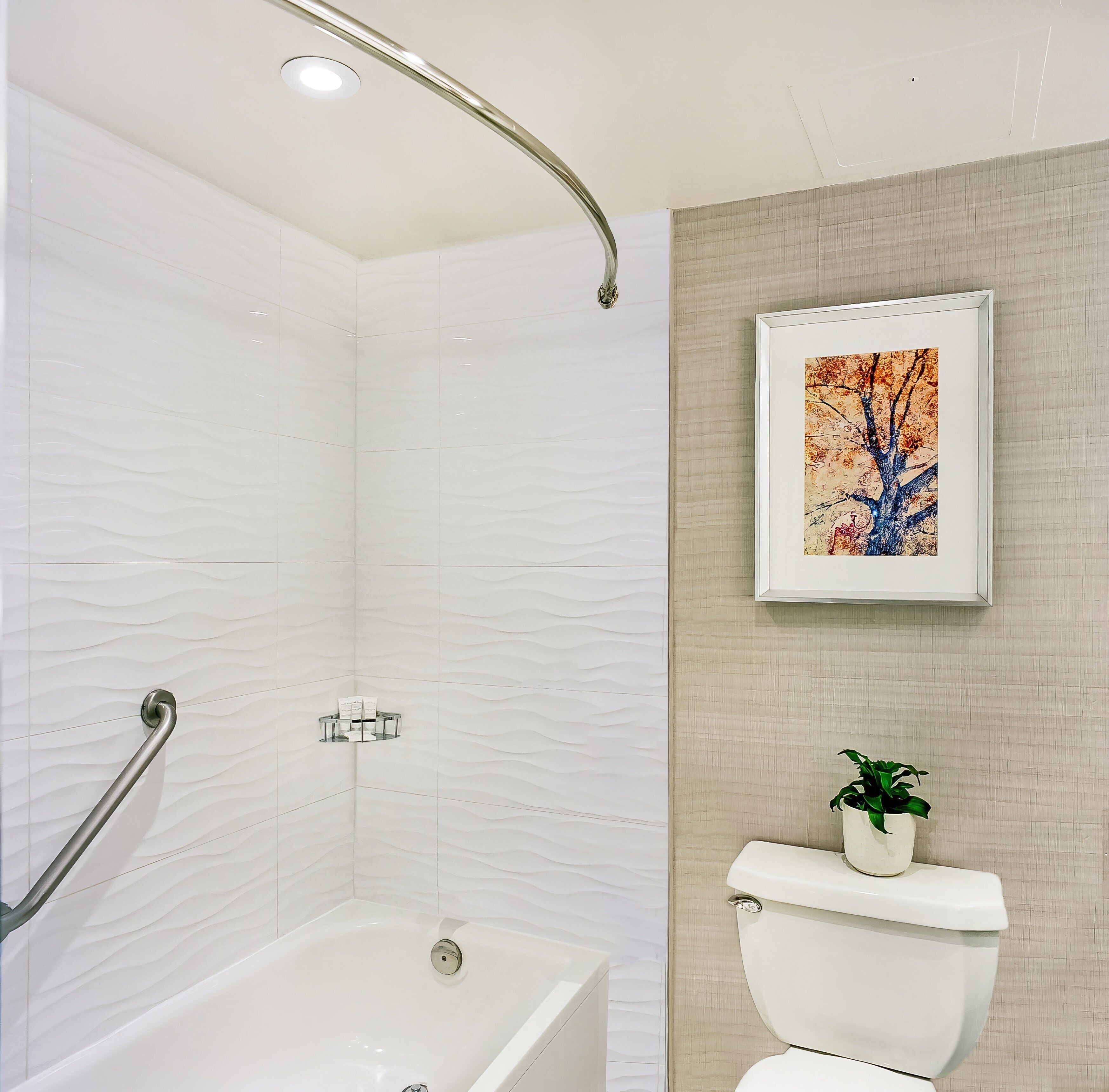 Combined shower/bathtub, free toiletries, hair dryer, towels