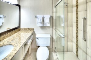 Shower, designer toiletries, hair dryer, towels - DoubleTree by Hilton Milwaukee Downtown (Milwaukee)