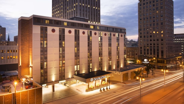 A hotel with a modern facade, large windows, and a prominent entrance. - DoubleTree by Hilton Milwaukee Downtown (Milwaukee)