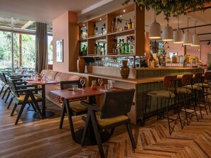 Vue sur la piscine, déjeuner, dîner et souper servis sur place