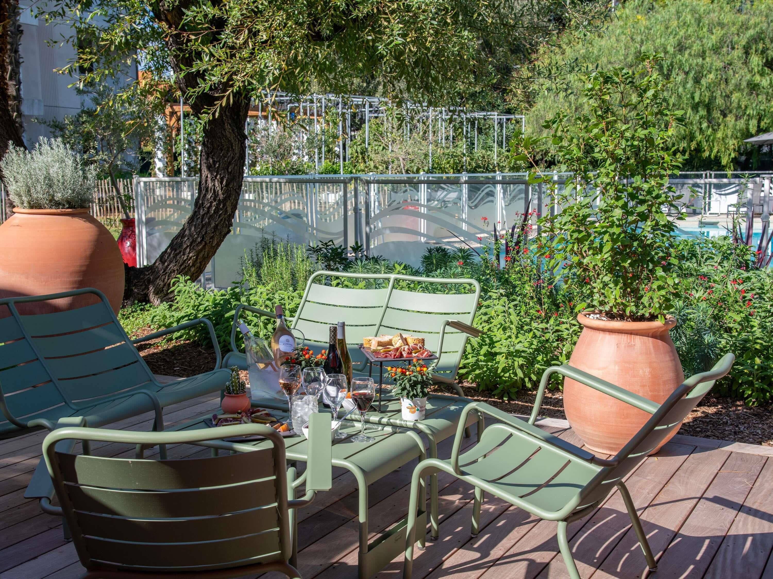 Pool views, serves breakfast, lunch, and dinner
