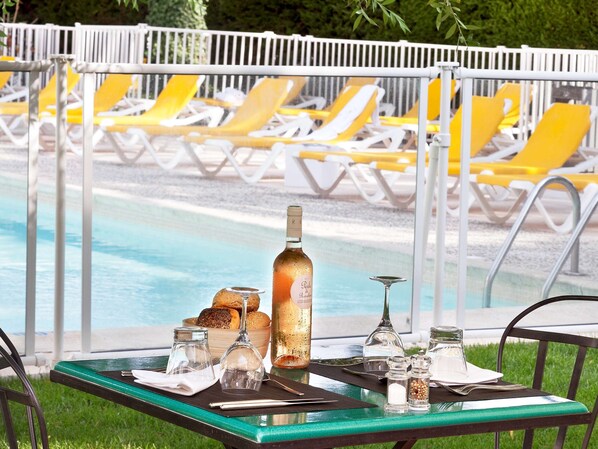 Petit-déjeuner, déjeuner et dîner servis sur place, vue sur la piscine