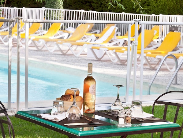 Petit déjeuner, déjeuner et dîner servis sur place, vue sur la piscine