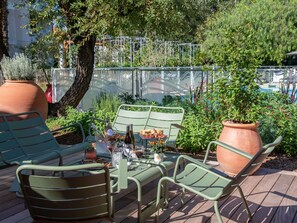 Pool views, serves breakfast, lunch and dinner
