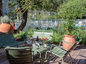 Pool views, serves breakfast, lunch and dinner