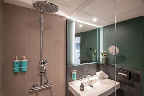 Phòng Superior, 1 giường đôi và sofa giường | Phòng tắm | Buồng tắm vòi sen, đồ dùng nhà tắm thân thiện với môi trường 