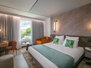 Chambre exécutive, 1 très grand lit et 1 canapé-lit, vue sur le jardin | Literie de qualité, lit avec matelas en mousse à mémoire, coffre-fort