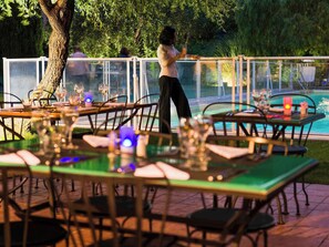 Petit déjeuner, déjeuner et dîner servis sur place, vue sur la piscine