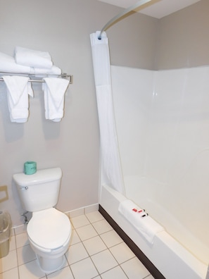 Duschwanne, kostenlose Toilettenartikel, Haartrockner, Handtücher