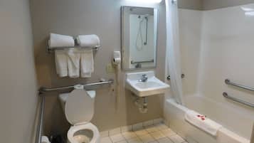 Habitación, 1 cama King size, con acceso para personas discapacitadas (Mobility Room) | Baño | Tina con regadera, amenidades de baño gratuitas, secadora de cabello