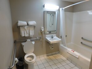 Zimmer, 1 King-Bett, barrierefrei, Nichtraucher (Mobility Room) | Badezimmer | Duschwanne, kostenlose Toilettenartikel, Haartrockner, Handtücher