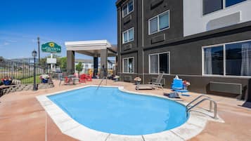 Utomhuspool och uppvärmd pool