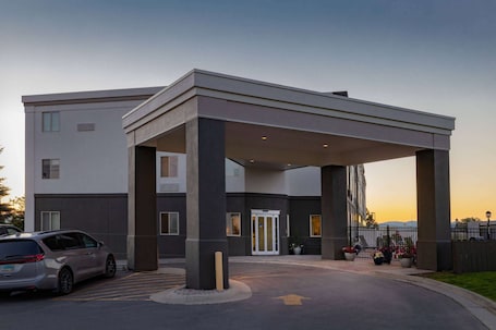 Exterior. La Quinta Inn & Suites by Wyndham Helena