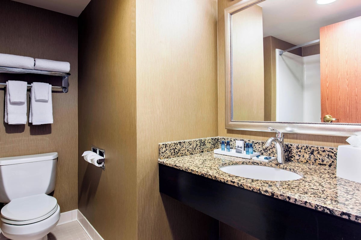 Artículos de tocador gratuitos, secador de pelo, toallas, jabón