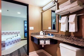 Free toiletries, hair dryer, towels, soap - Delta Hotels by Marriott Fargo (Fargo)
