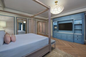 Disney Suite - Club Level | Een kluis op de kamer, een bureau, een strijkplank/strijkijzer