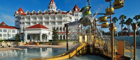 2 outdoor pools, cabanas (surcharge)