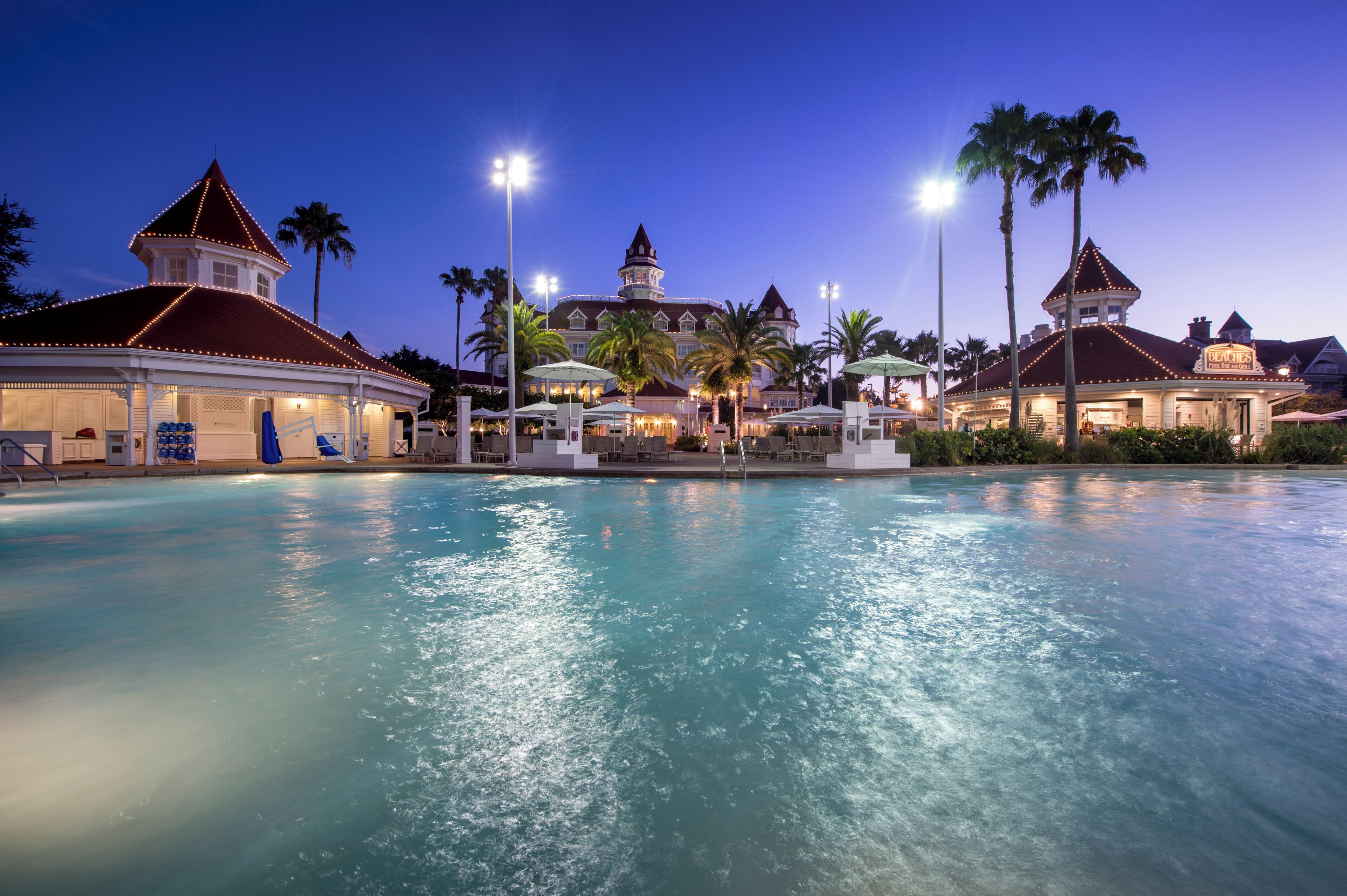 2 piscinas al aire libre, camas de piscina con cargo