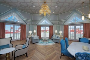Grand Suite - Club Level | Una cassaforte in camera, una scrivania, ferro/asse da stiro