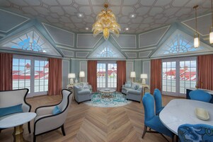 Grand Suite - Club Level | 客房内保险箱、办公桌、熨斗/熨衣板、免费 WiFi