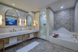 Grand Suite - Club Level | Phòng tắm | Vòi sen/bồn tắm kết hợp, máy sấy tóc, khăn tắm
