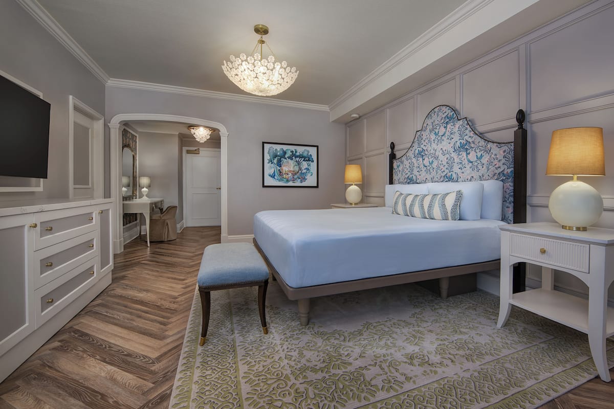 Zimmersafe, Schreibtisch, Bügeleisen/Bügelbrett, kostenlose Babybetten