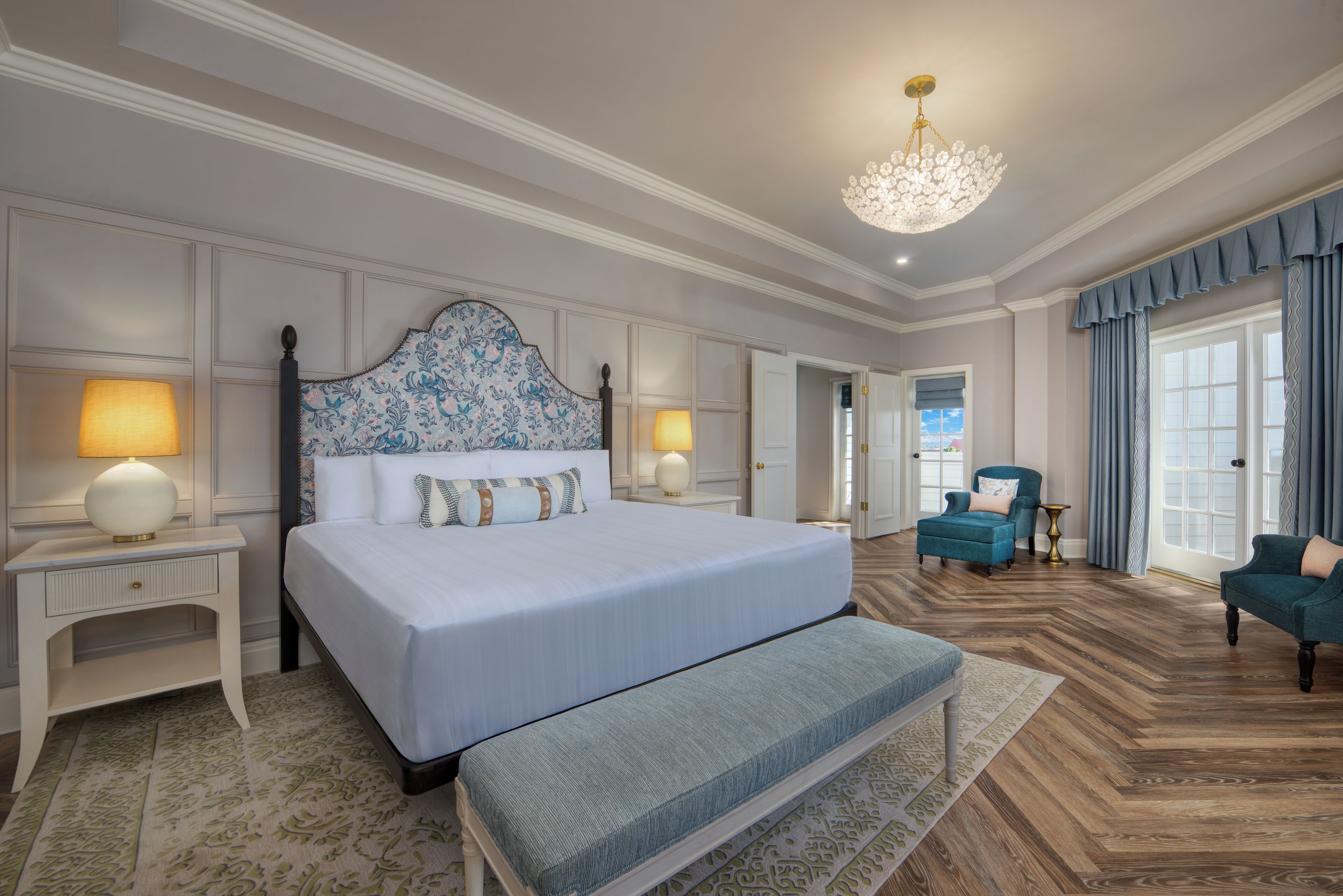 Coffres-forts dans les chambres, bureau, fer et planche à repasser