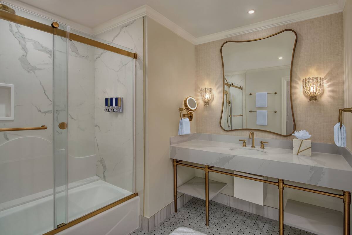 Standard Room | Bilik Mandi | Gabungan pancuran/tab mandi, pengering rambut, tuala disediakan