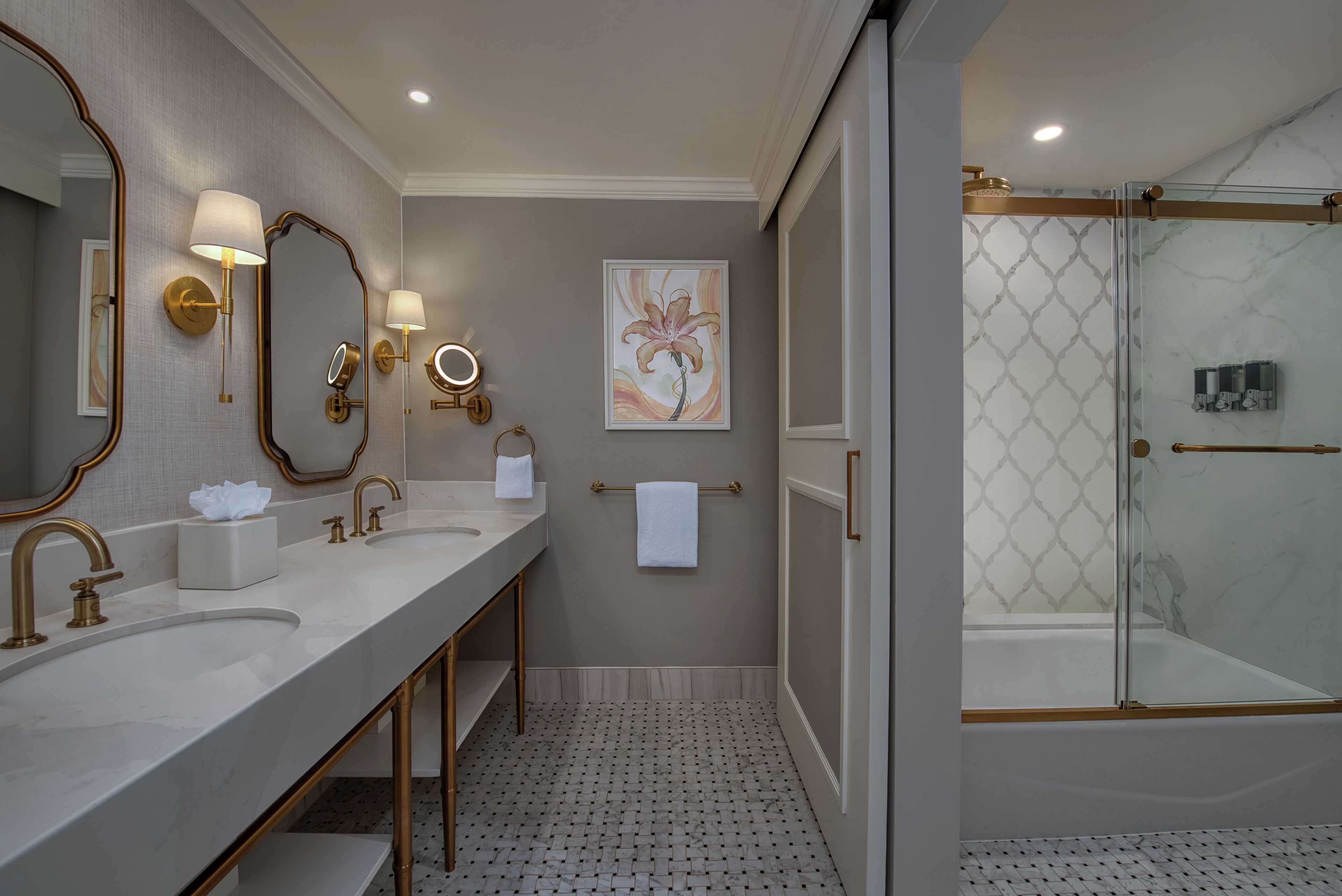2 Bedroom Suite-Club Level Access. Hearing accessible - visual alarms and notifications. 1 king bed, | バスルーム | シャワー付き浴槽、ヘアドライヤー、タオル
