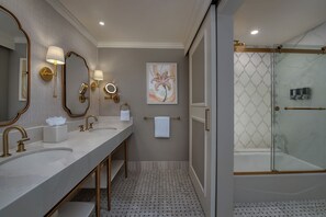 2 Bedroom Suite-Club Level Access. Hearing accessible - visual alarms and notifications. 1 king bed, | 욕실 | 샤워기/욕조 결합, 헤어드라이어, 타월