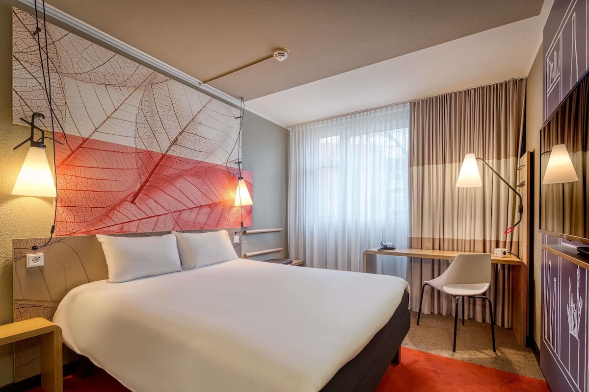 Kamar Double Standar, 1 Tempat Tidur Double | Seprai premium, bantalan ekstra lembut, dan meja kerja