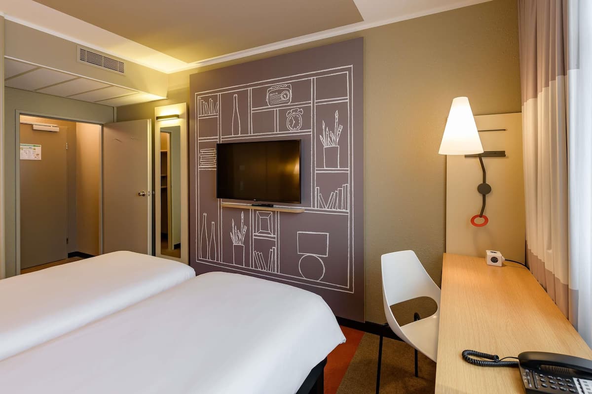 Kamar Standar, 2 Tempat Tidur Twin | Seprai premium, bantalan ekstra lembut, dan meja kerja