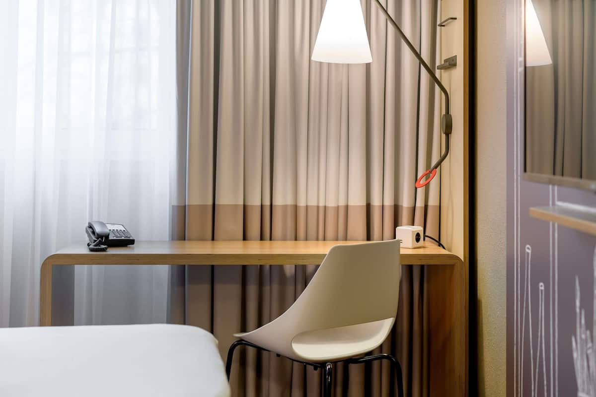 Standard Double Room, 1 Double Bed | Premium bedding, pillowtop beds, desk, laptop workspace