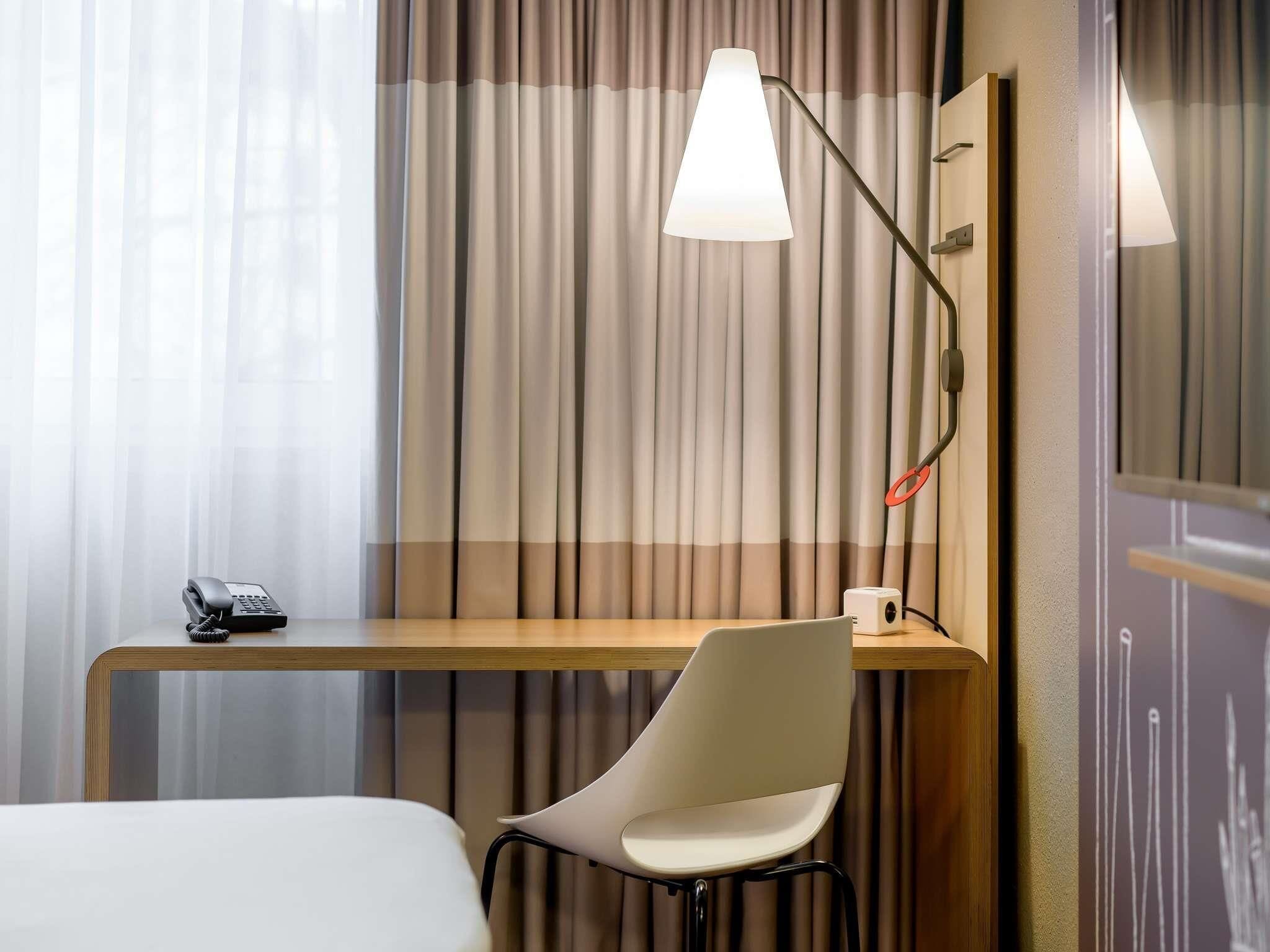 Habitación doble estándar, 1 cama matrimonial | Ropa de cama de alta calidad, camas con pillow-top y escritorio 