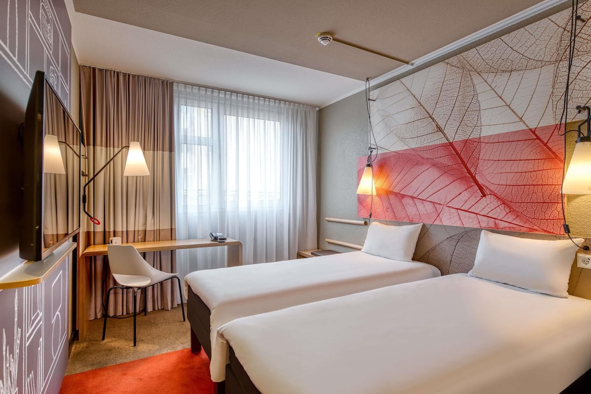 standard room, 2 single beds | premium bedding, pillow-top beds, desk, laptop workspace