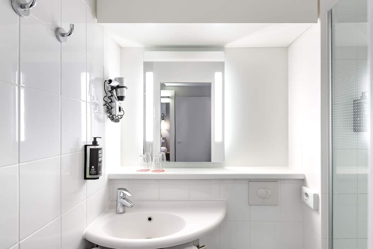 standard double room, 1 double bed | premium bedding, pillow-top beds, desk, laptop workspace