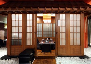 Lunch and dinner served, Thai cuisine