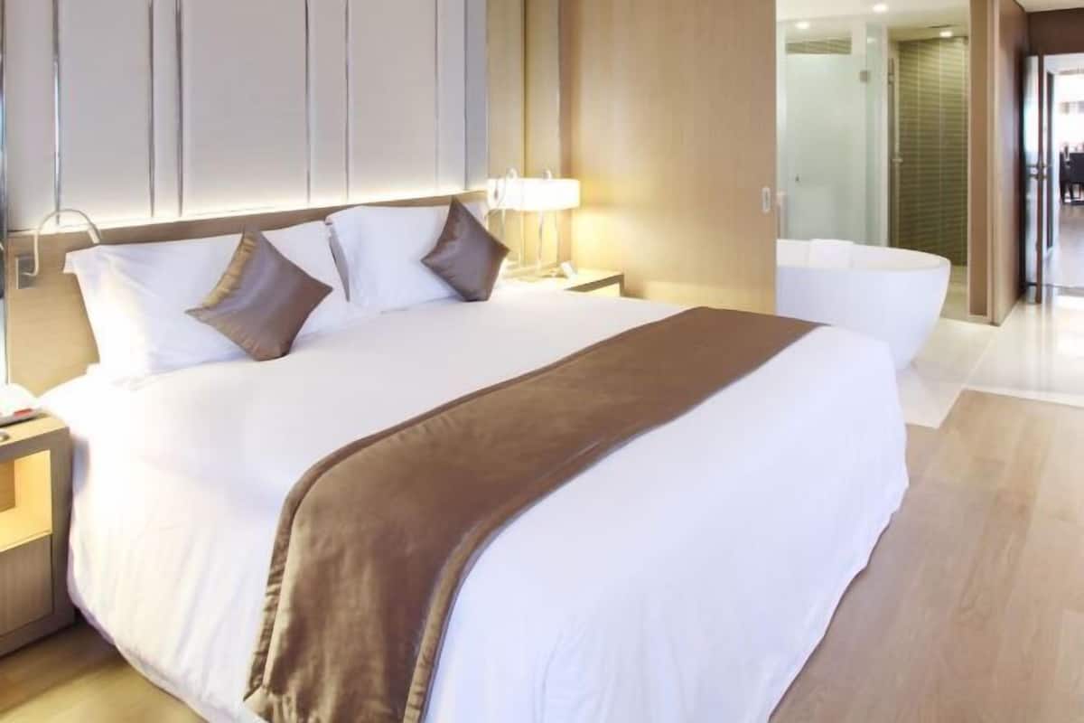 Minibar, coffres-forts dans les chambres, bureau