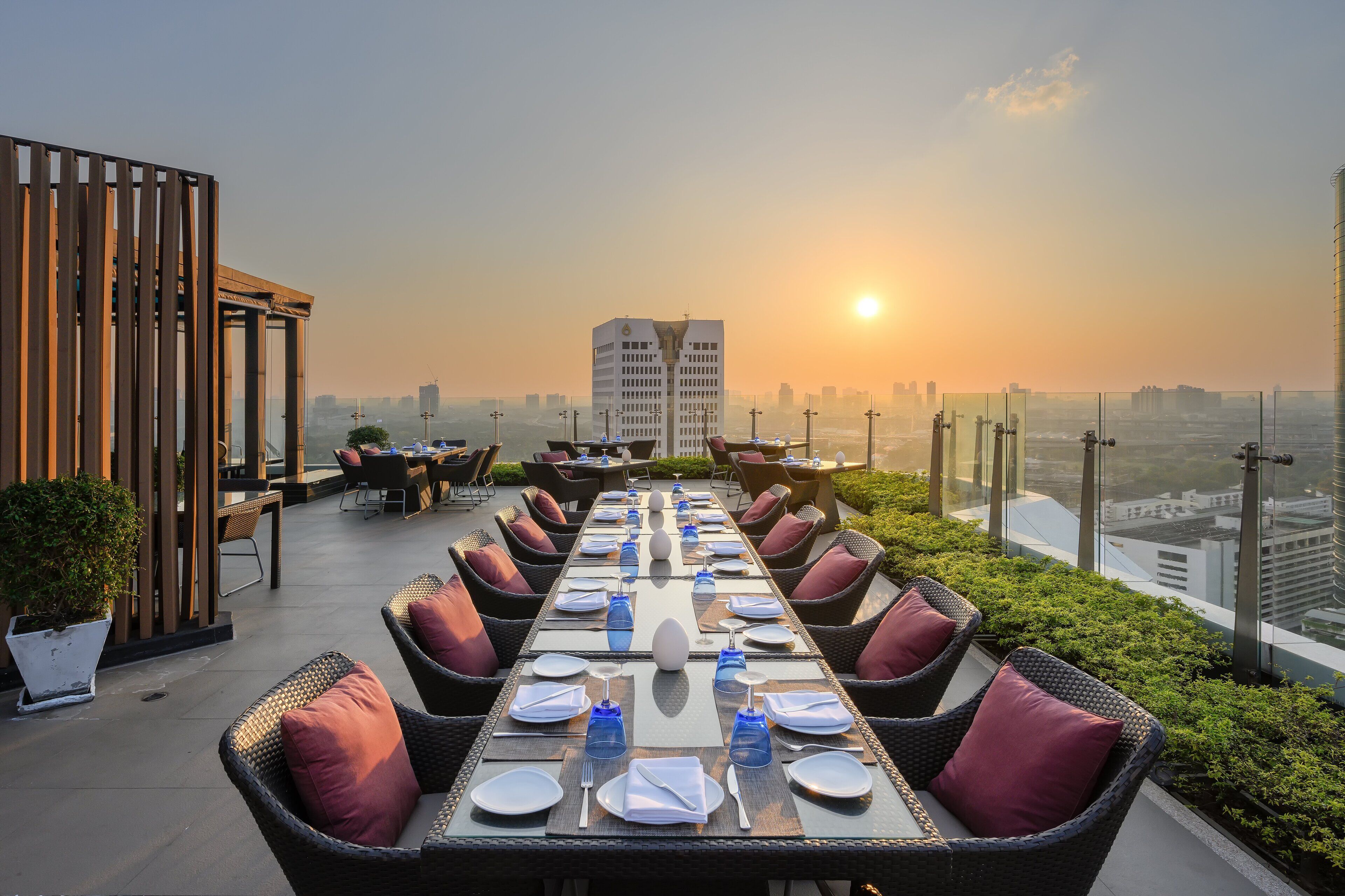 lunch and dinner served, thai cuisine